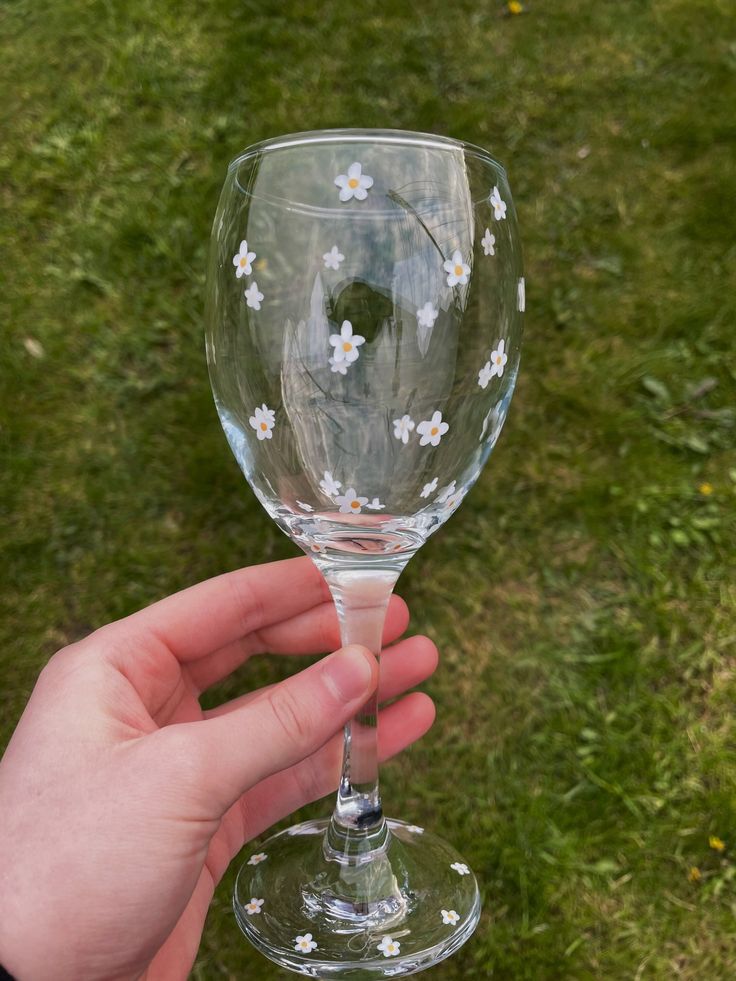 white-daisy-wine-glass-painting-ideas